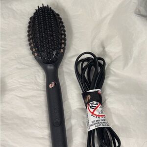 Black rose gold T3  heated Styling Brush 
Gets hot enough for the thickest hair